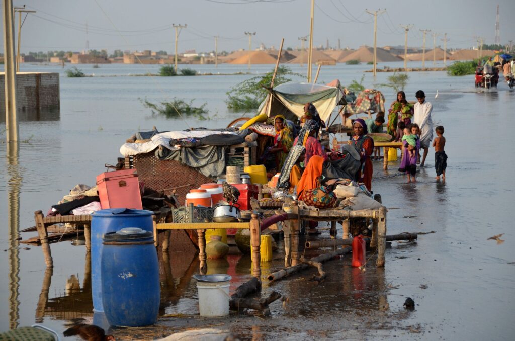 people-takin-shelter (1) People taking shelter in the Pakistan after floods.
