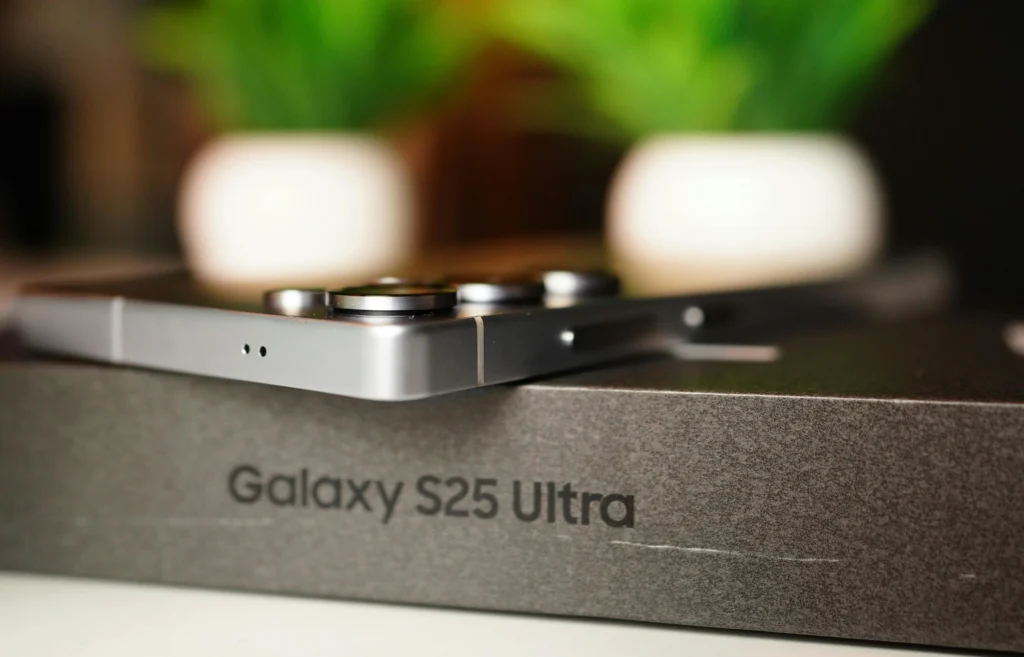 samsung-galaxy-s25-new-design Samsung Galaxy S25 showcasing its new sleek design, curved edges, and modern triple-camera setup.