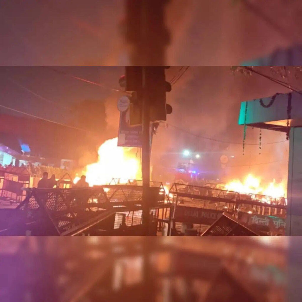 Bomb blast near re fort India delhi.