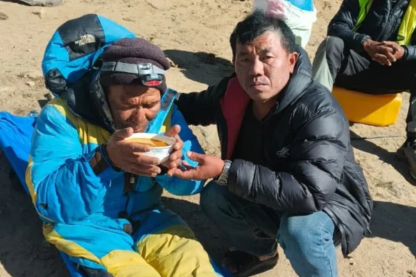 miracle-on-mt-everest-missing-sherpa-found-alive-after-one-v0-zntz0flcw65h1.webp