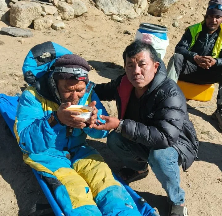miracle-on-mt-everest-missing-sherpa-found-alive-after-one-v0-zntz0flcw65h1.webp