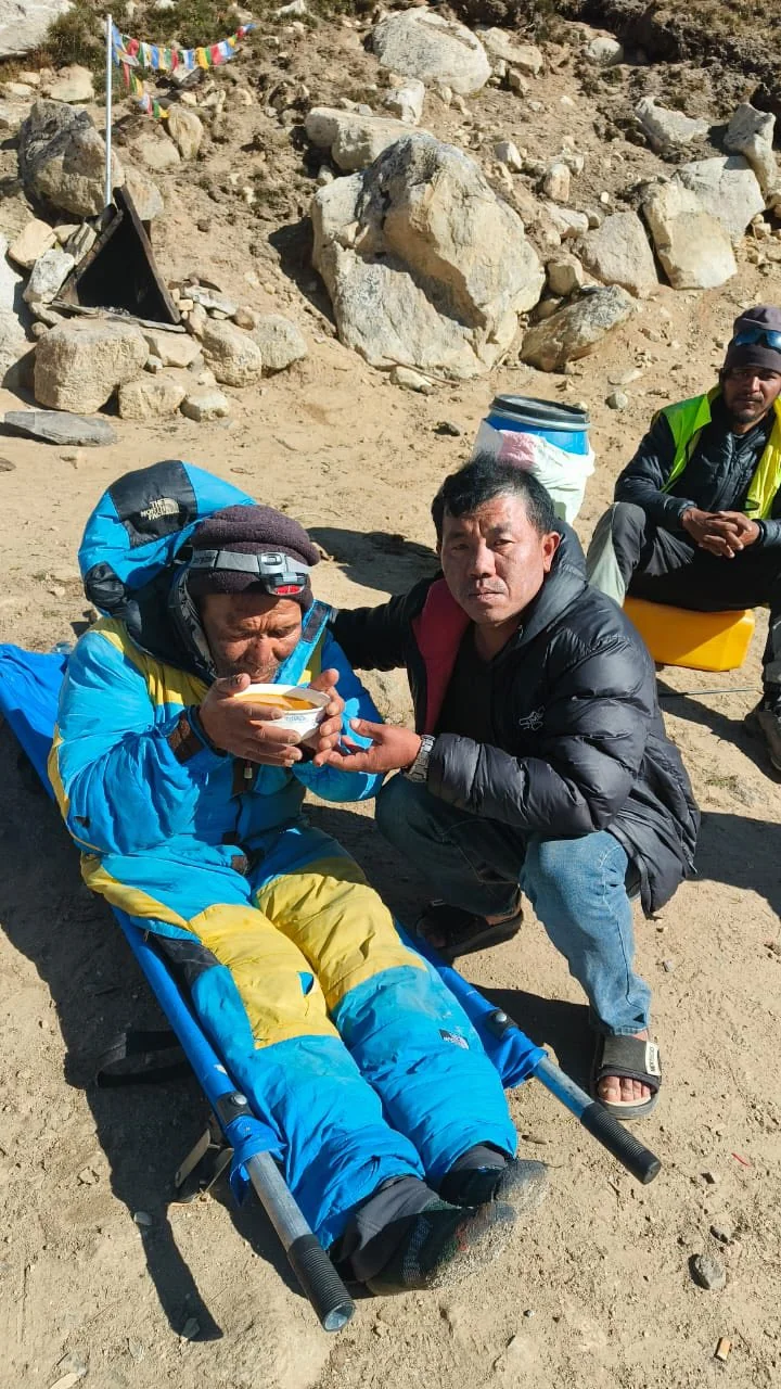 miracle-on-mt-everest-missing-sherpa-found-alive-after-one-v0-zntz0flcw65h1.webp